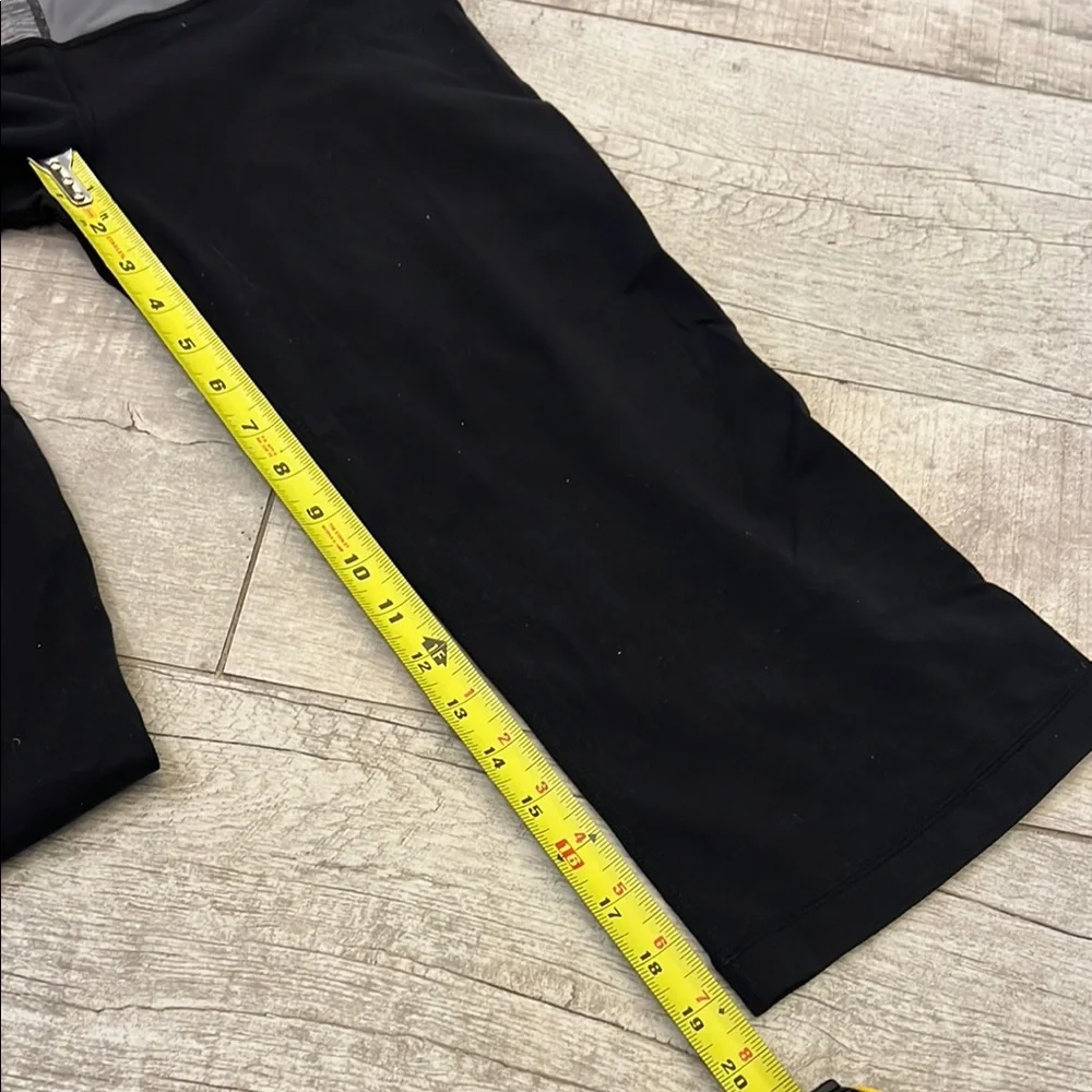 Lululemon Athletica Groove Crop Size 6 Reversible Leggings Black Grey‎ White